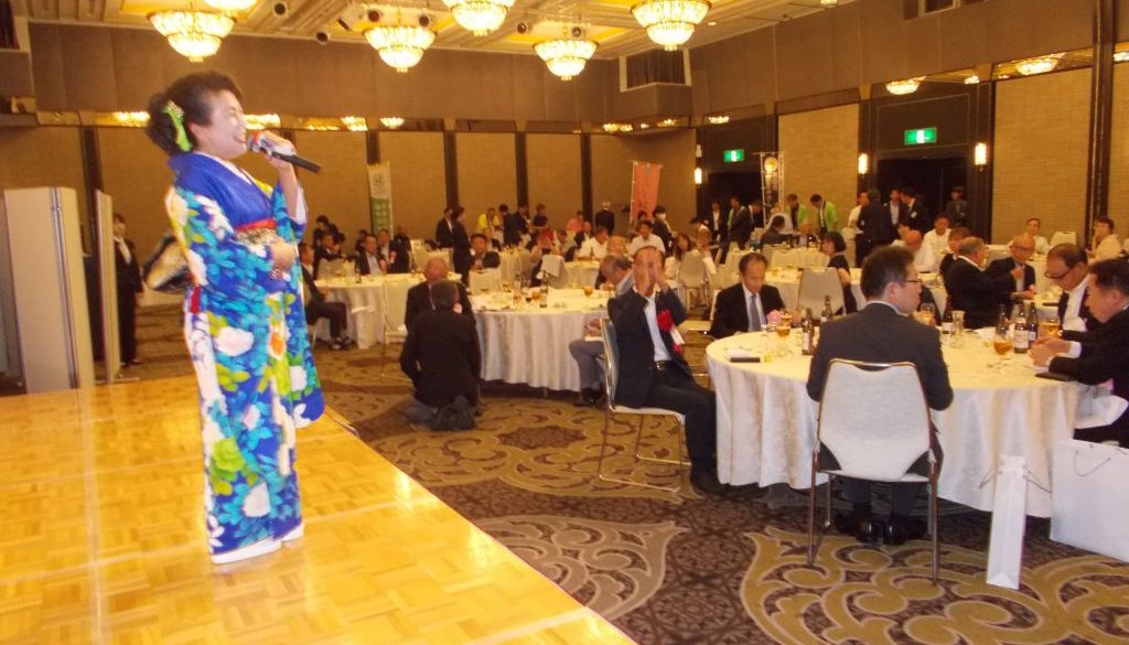 令和７年懇親会歌うう地元出身の小芝陽子さｎDSCN1466